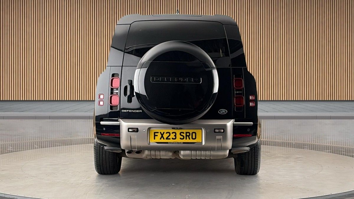 Land Rover Defender 130 Image 4
