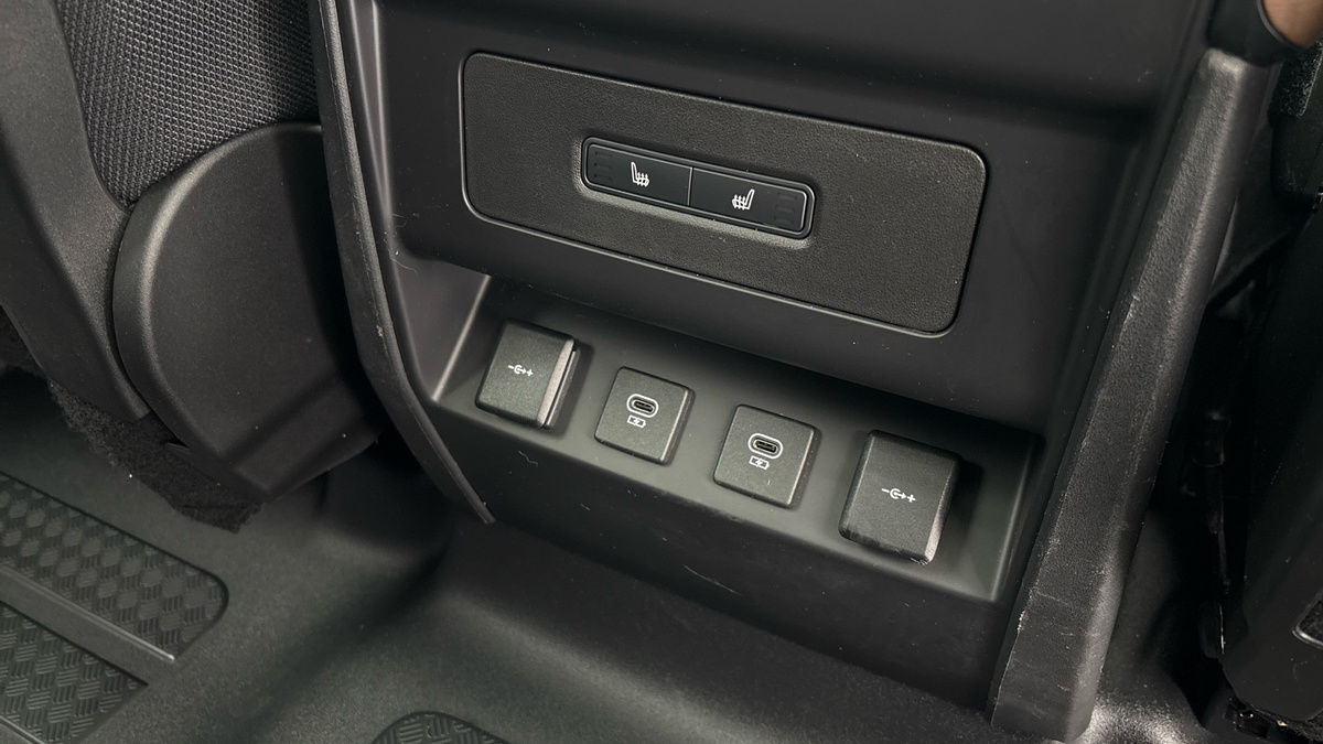 Land Rover Defender 110 Image 29