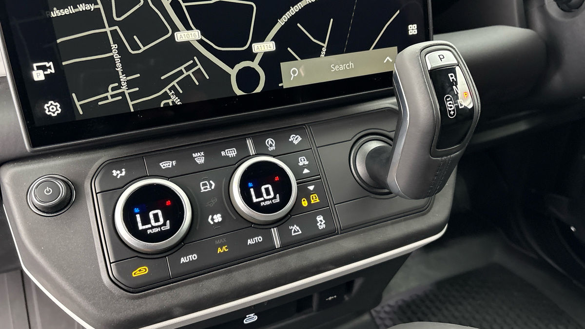 Land Rover Defender 110 Image 6