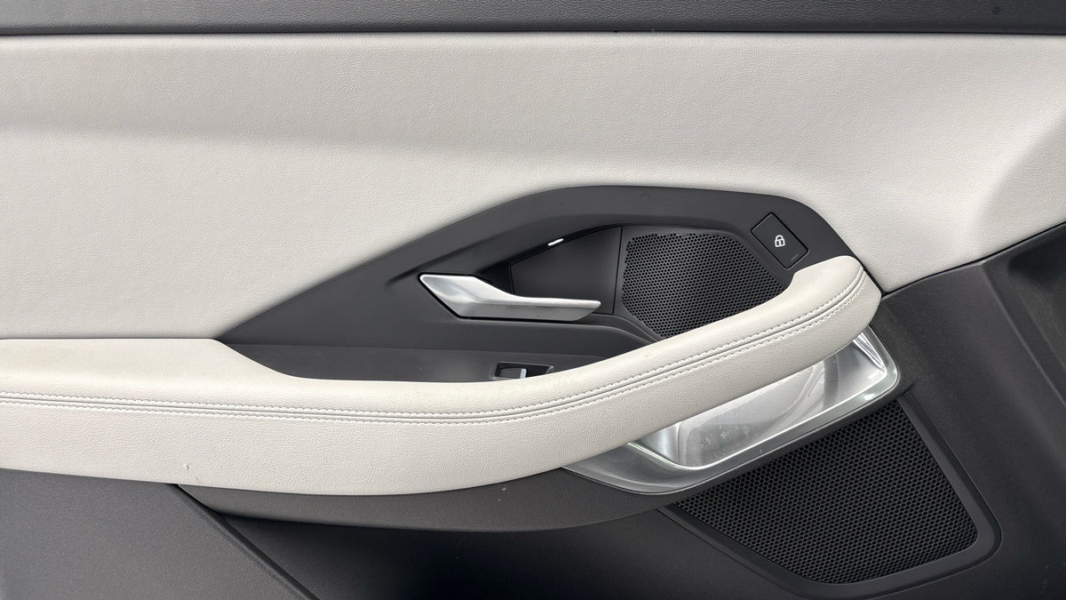 Jaguar E-PACE Image 19