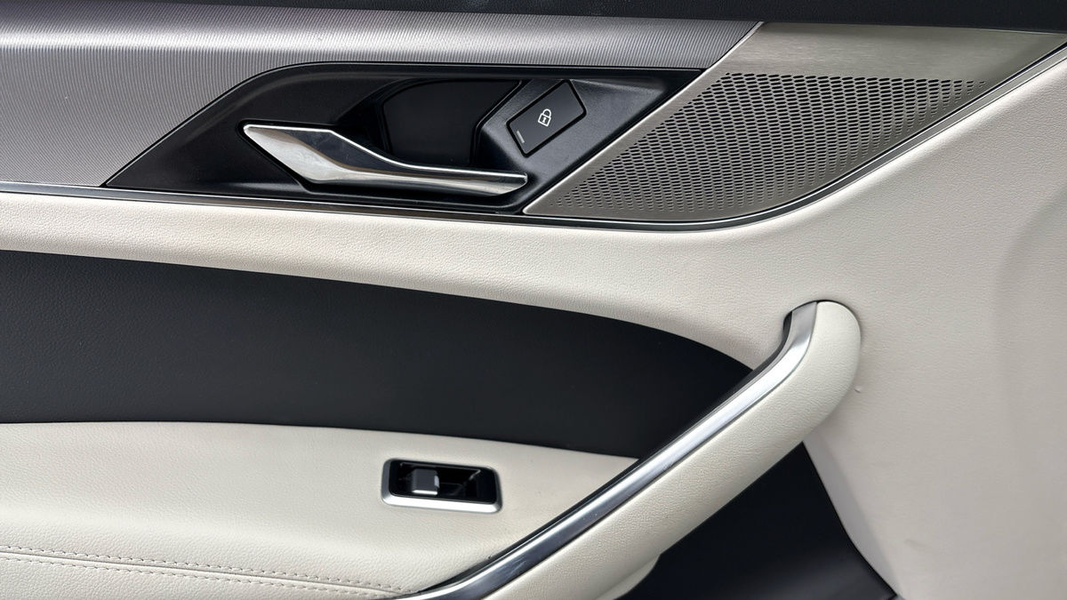 Jaguar F-PACE Image 19