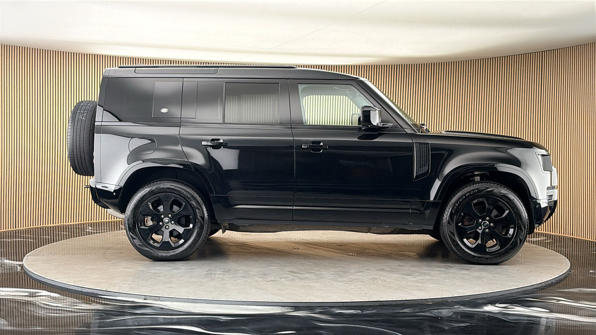 Land Rover Defender 110 Image 16