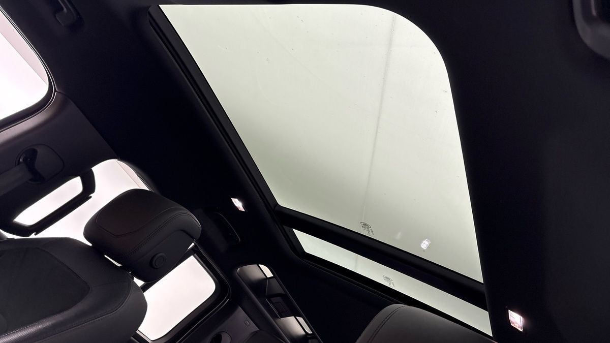 Land Rover Defender 110 Image 6