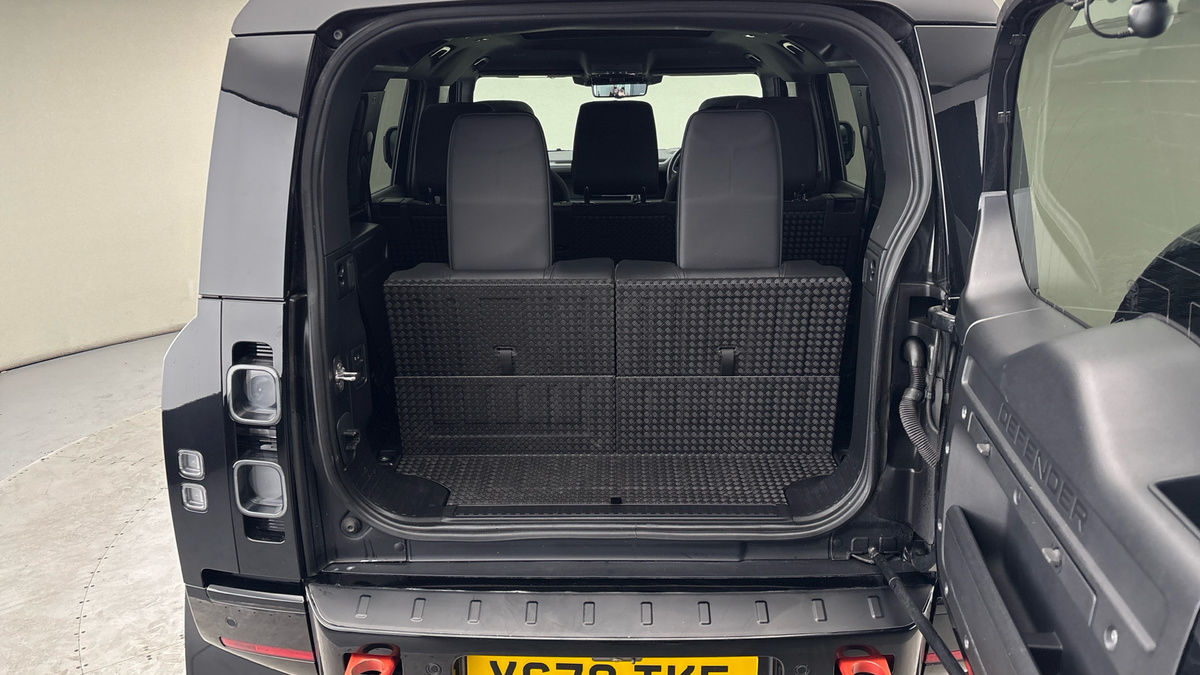 Land Rover Defender 110 Image 11