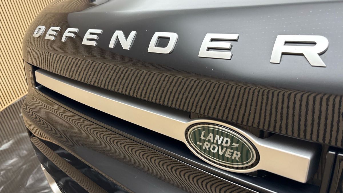 Land Rover Defender 110 Image 24