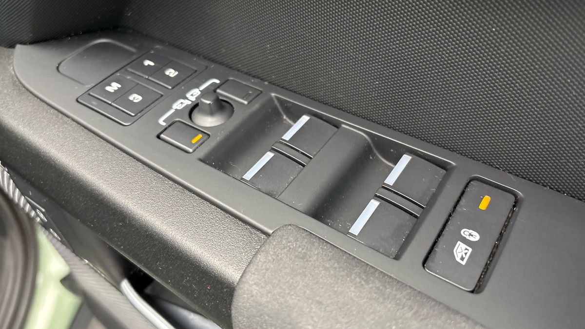 Land Rover Defender 110 Image 25
