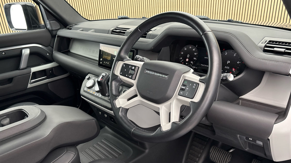 Land Rover Defender 110 Image 5
