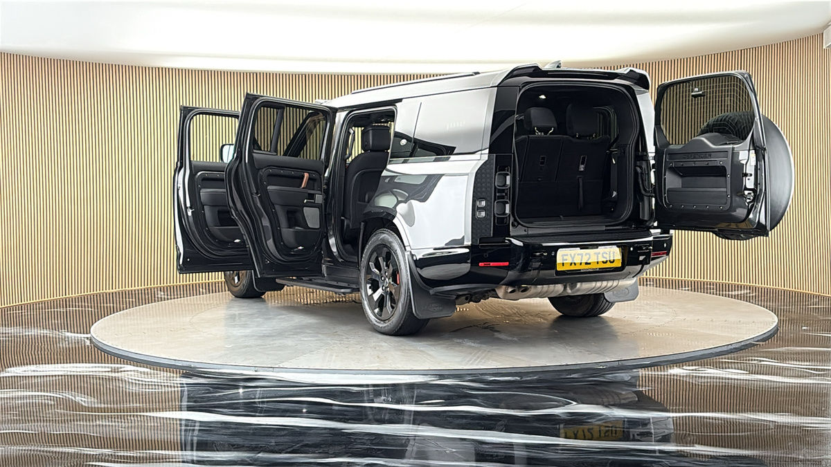 Land Rover Defender 130 Image 23