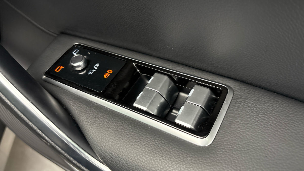 Jaguar F-PACE Image 25