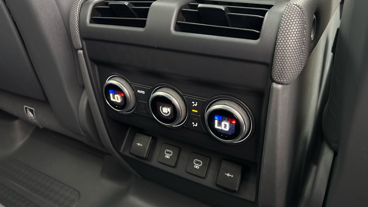 Land Rover Defender 110 Image 34