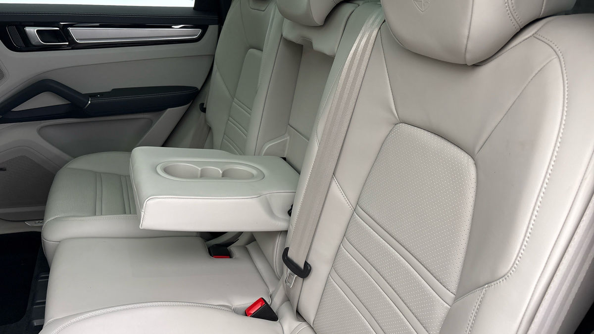 Porsche Cayenne Image 9