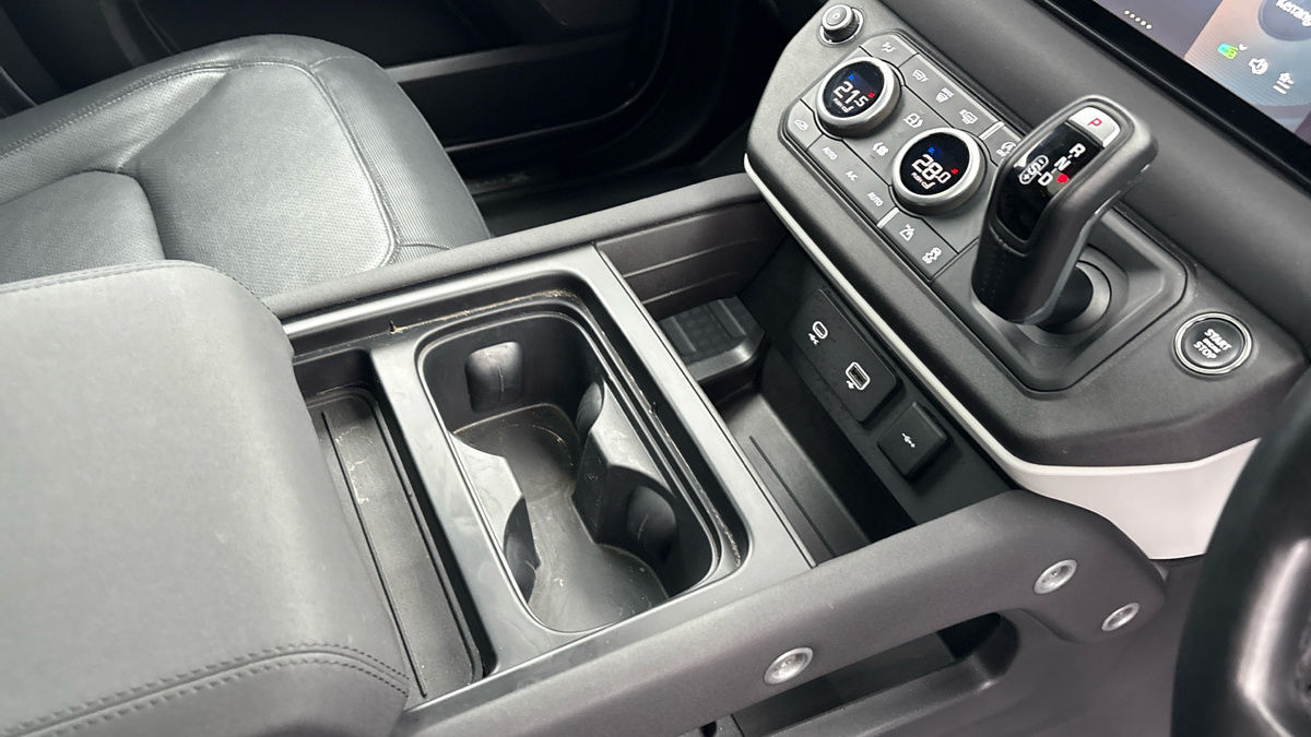 Land Rover Defender 110 Image 18