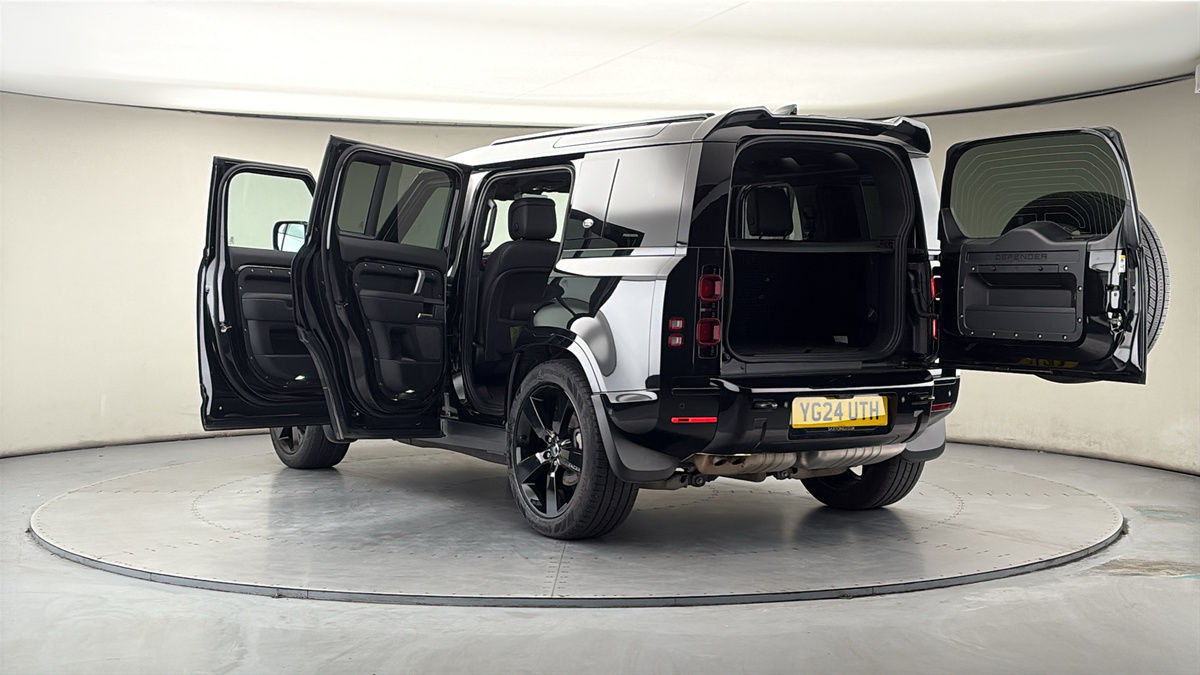 Land Rover Defender 110 Image 23