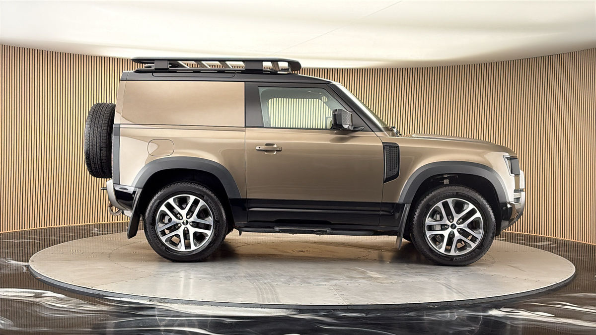 Land Rover Defender 90 Image 16