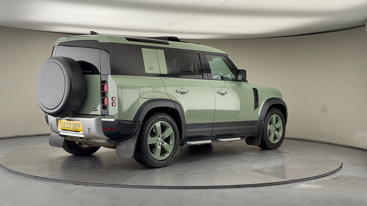 Land Rover Defender 110 Image 21