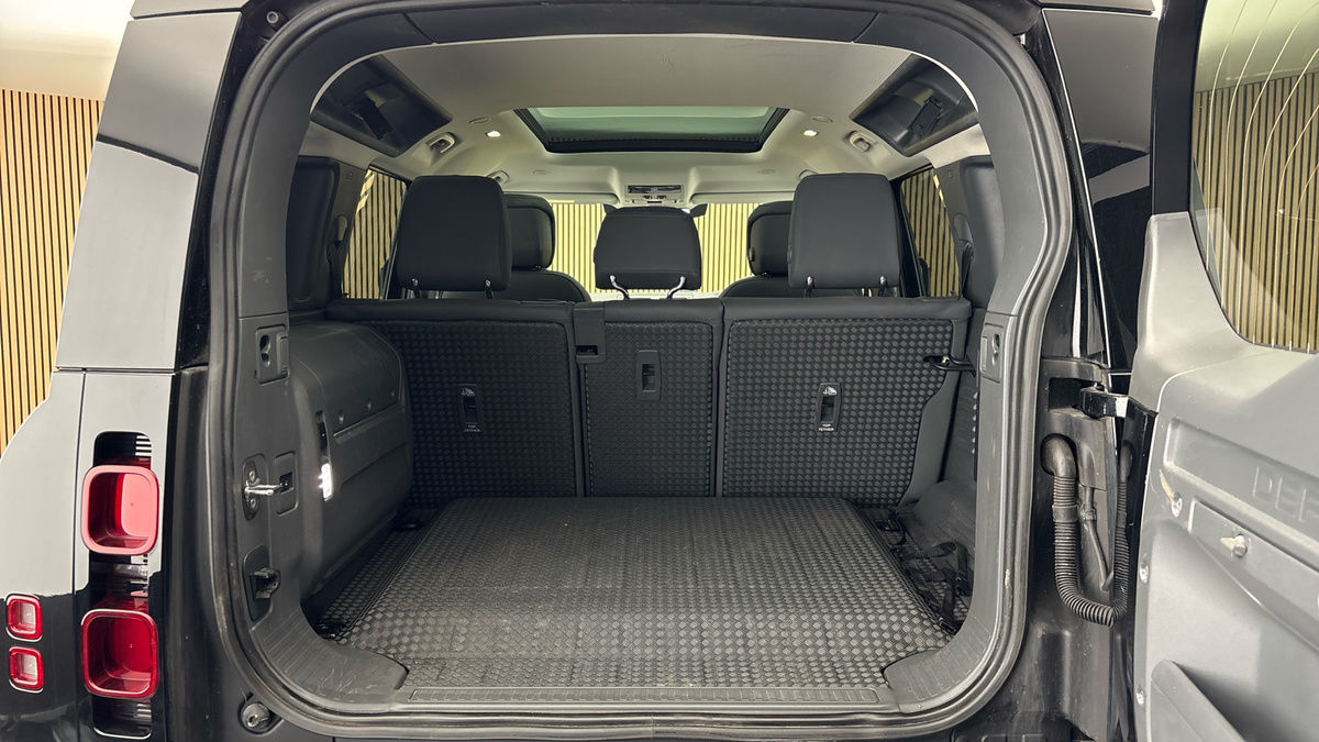 Land Rover Defender 110 Image 11