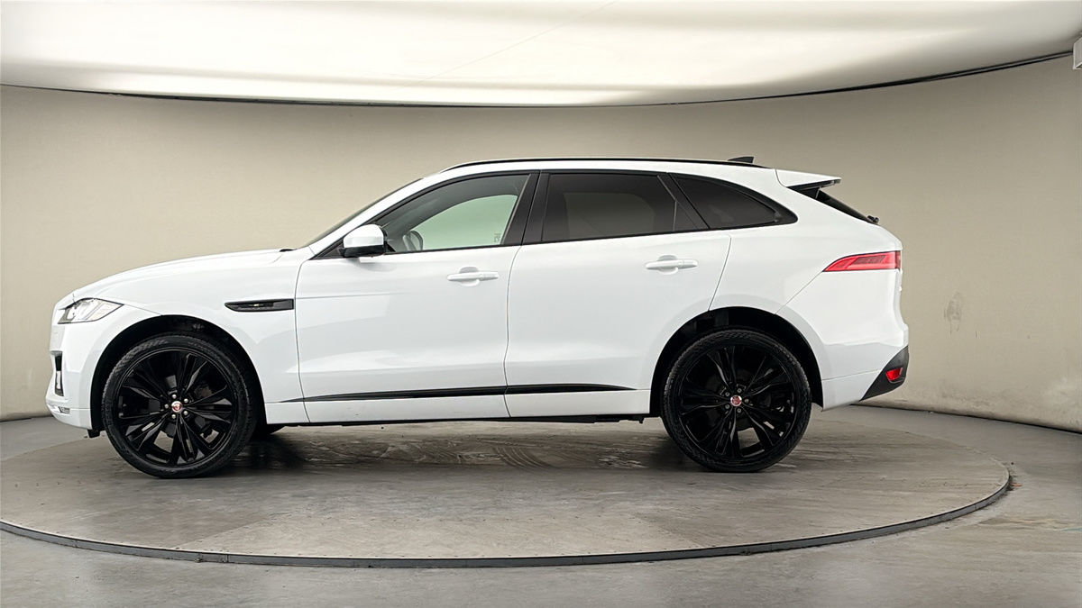 Jaguar F-PACE Image 15