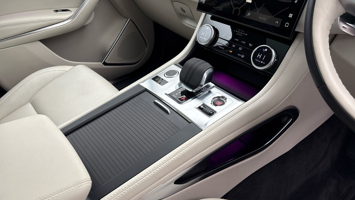 Jaguar F-PACE Image 18