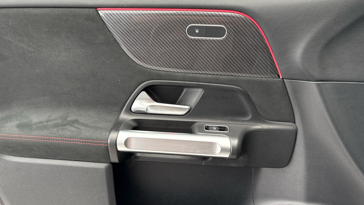 Mercedes-Benz GLB Image 19