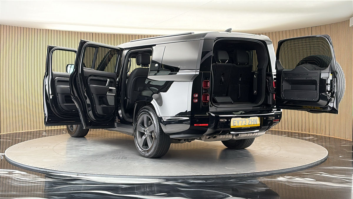 Land Rover Defender 130 Image 23