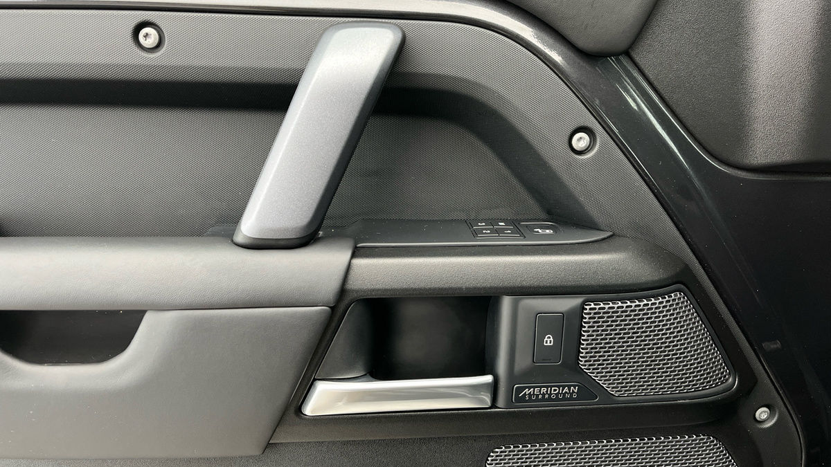 Land Rover Defender 110 Urban Image 37