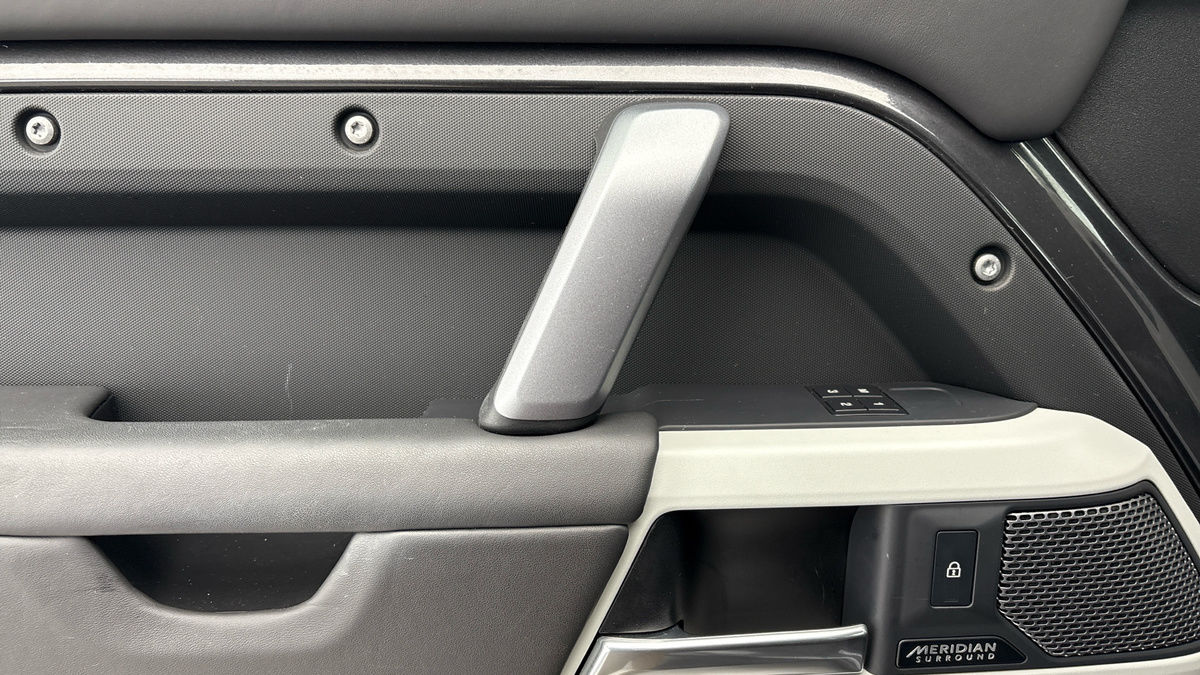 Land Rover Defender 110 Image 19