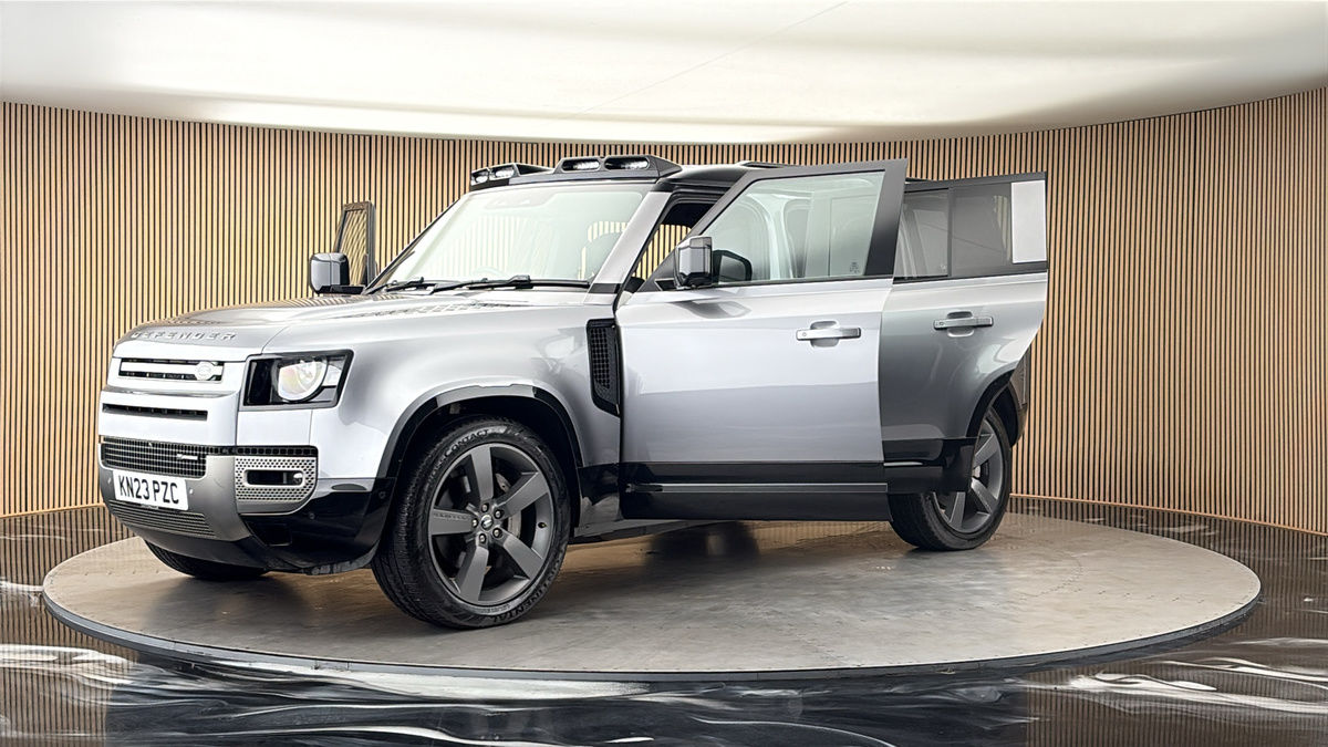 Land Rover Defender 110 Image 22