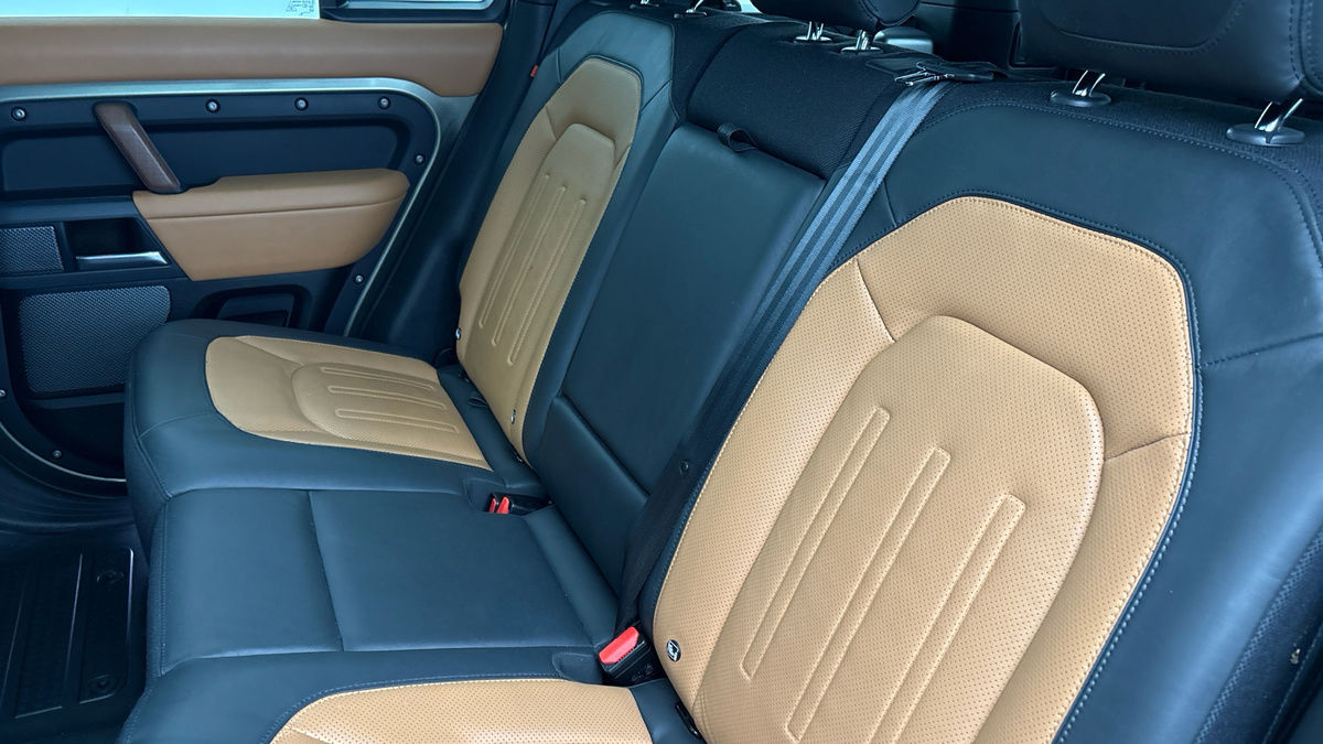 Land Rover Defender 110 Image 8