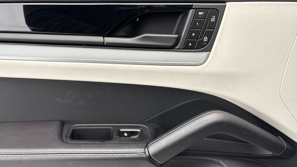 Porsche Cayenne Image 19