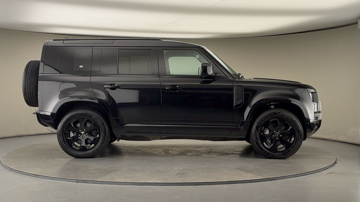 Land Rover Defender 110 Image 16