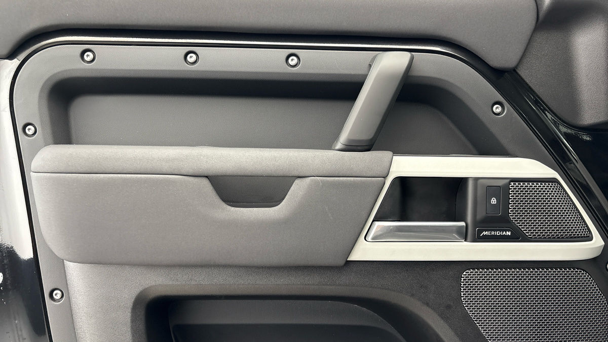 Land Rover Defender 110 Image 19