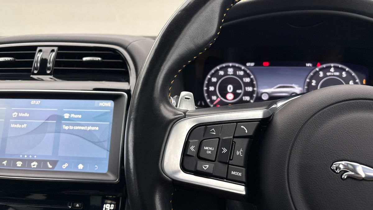 Jaguar F-PACE Image 13