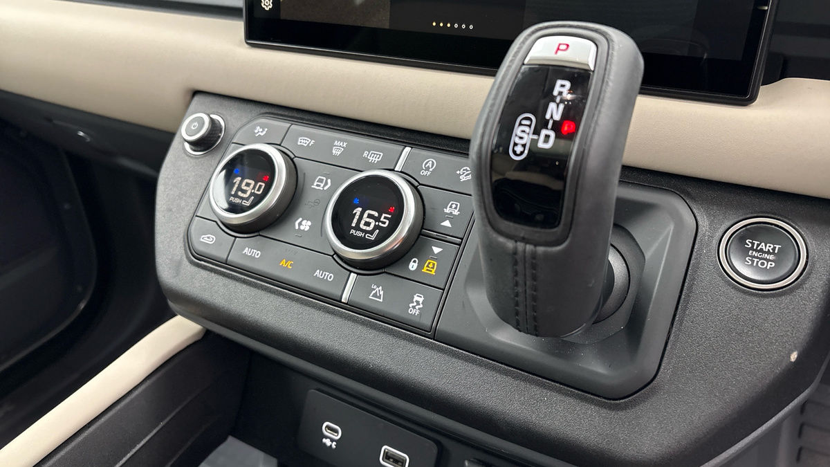 Land Rover Defender 110 Image 25