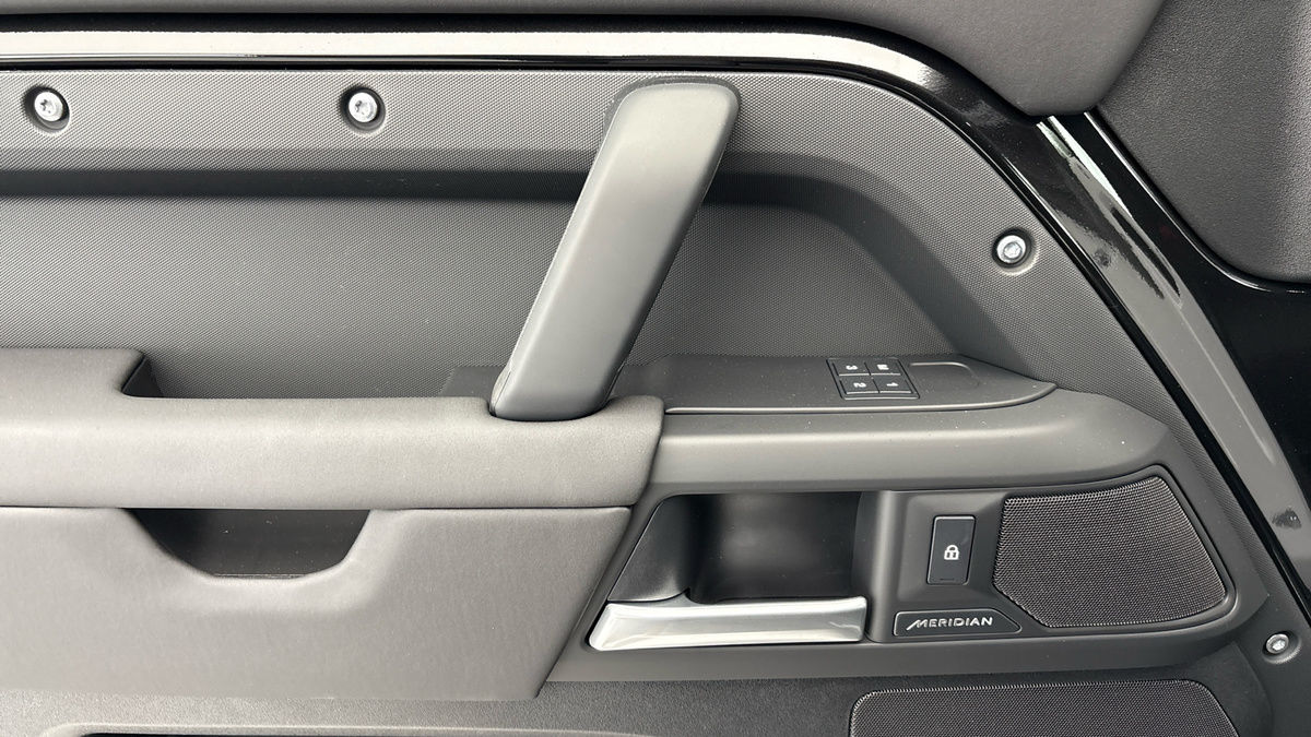 Land Rover Defender 110 Image 19