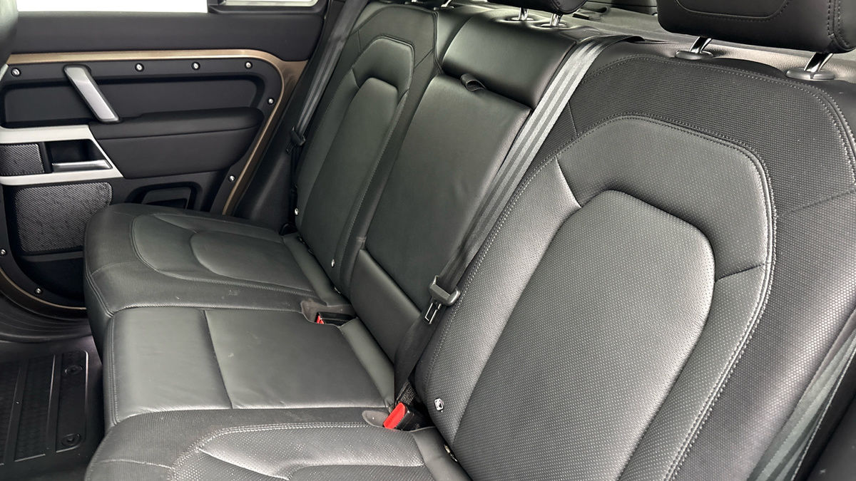 Land Rover Defender 110 Image 8