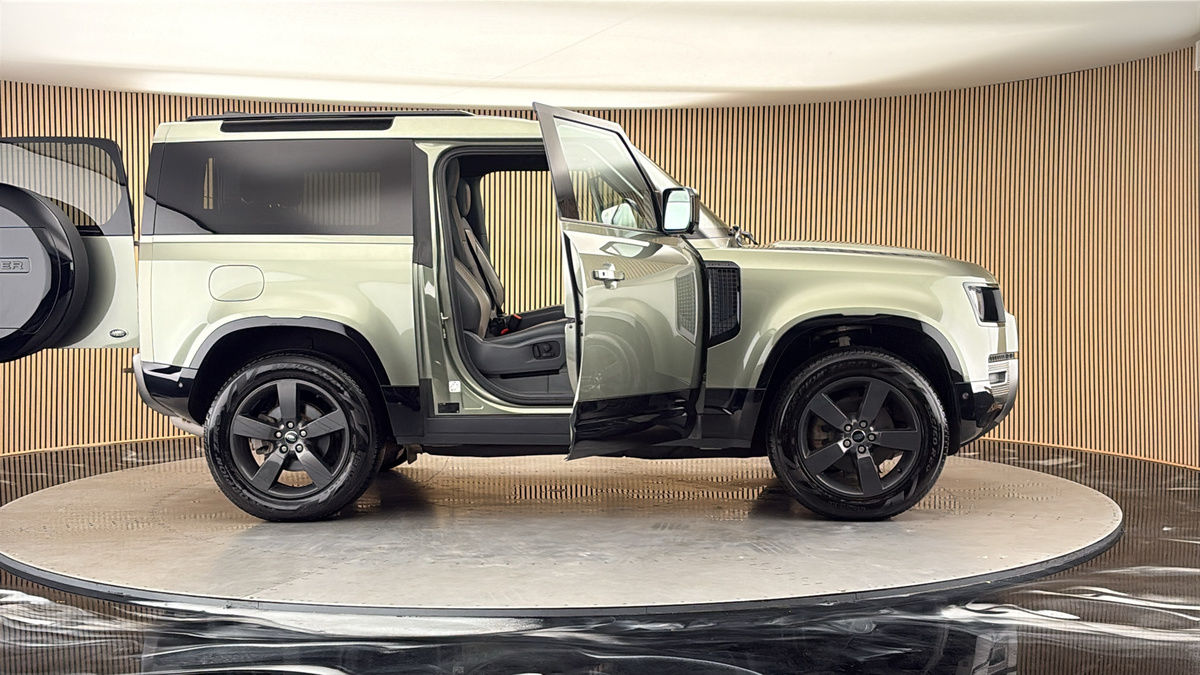 More views of Land Rover Defender 90
