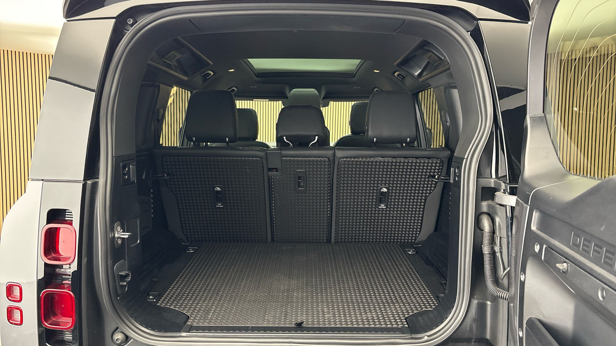 Land Rover Defender 110 Image 11