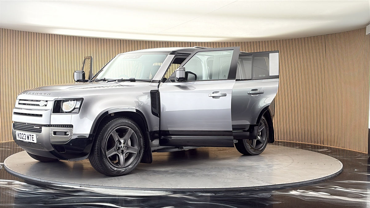 Land Rover Defender 110 Image 22
