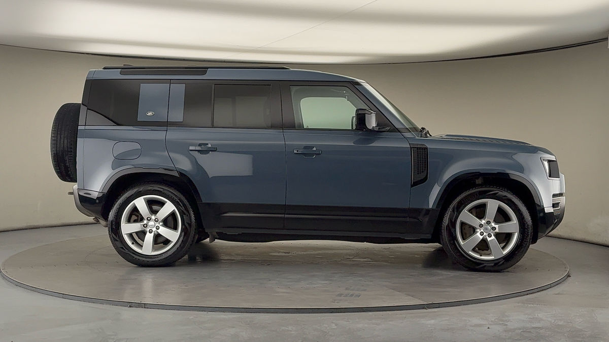 Land Rover Defender 110 Image 16