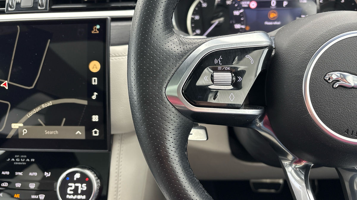 Jaguar F-PACE Image 13