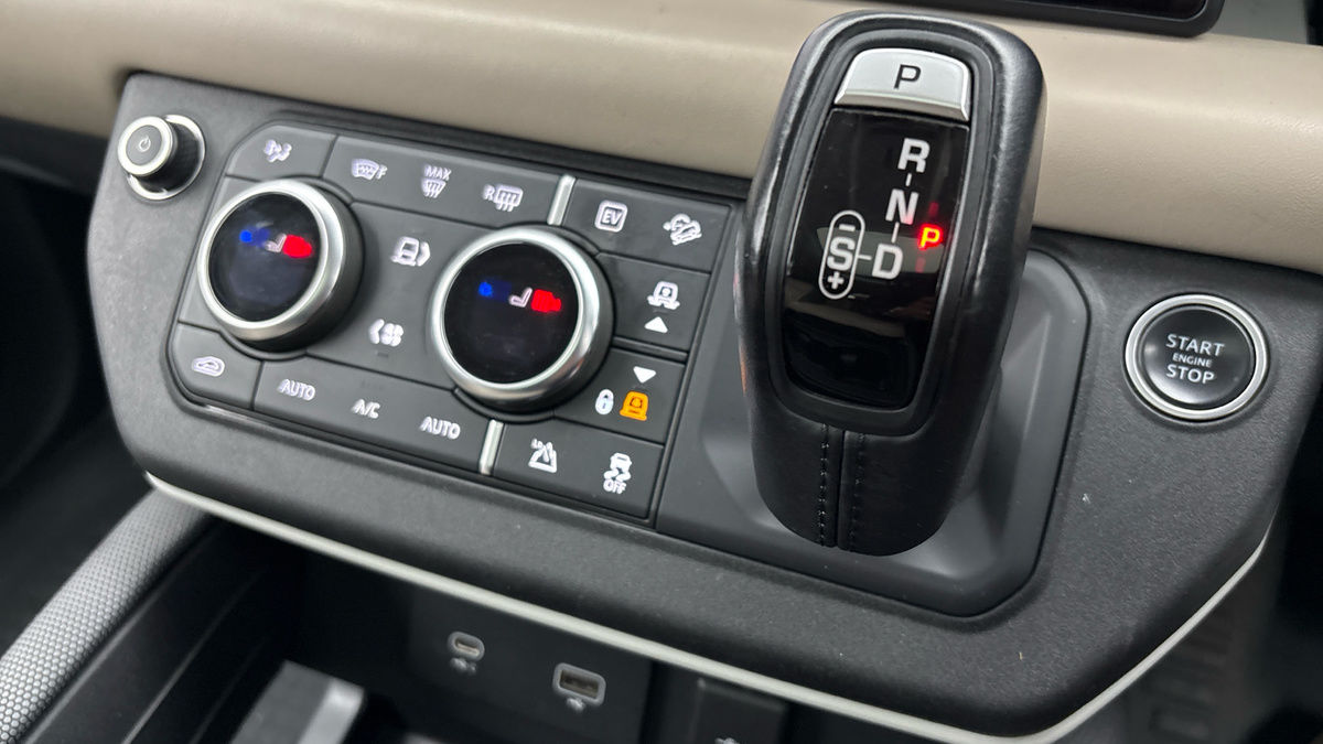 Land Rover Defender 110 Image 25