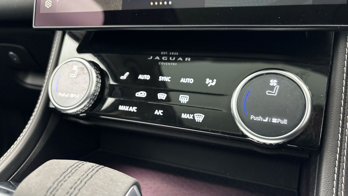 Jaguar F-PACE Image 26