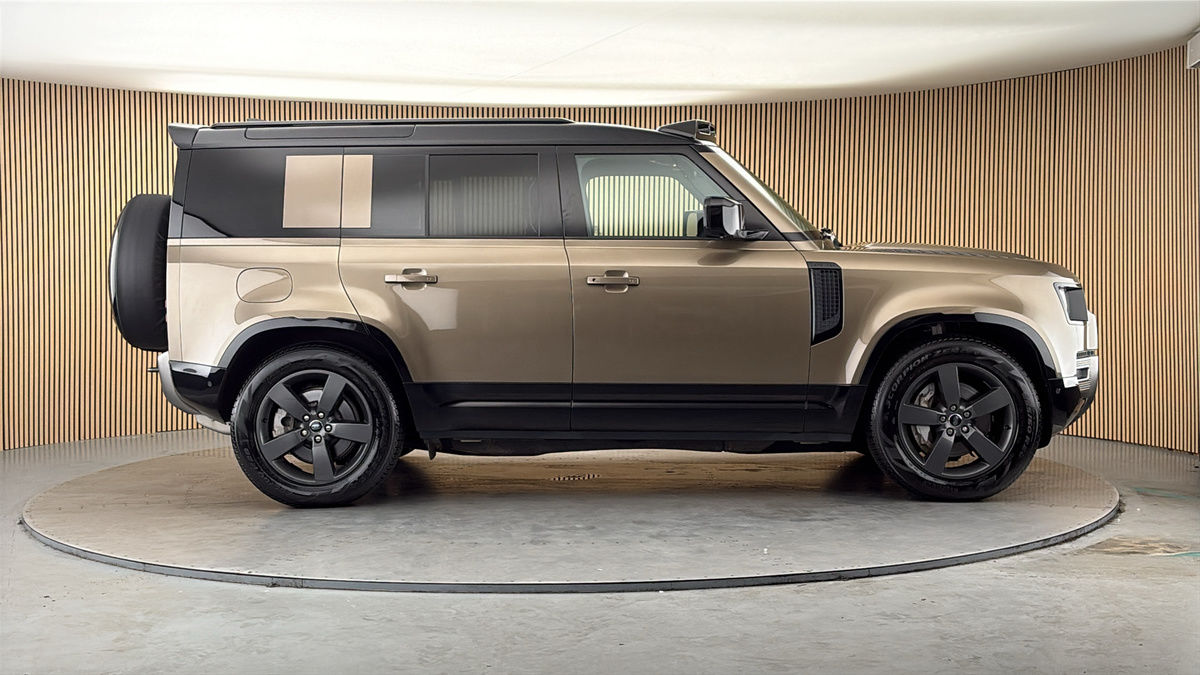Land Rover Defender 110 Image 16