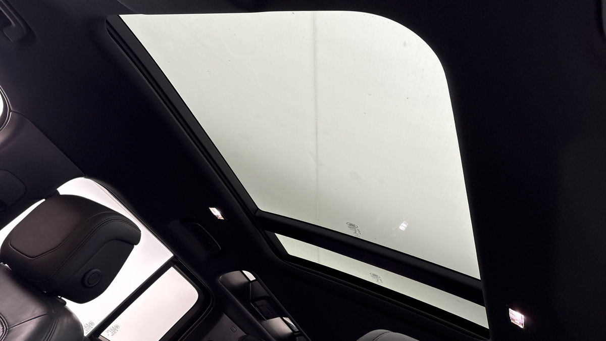 Land Rover Defender 110 Image 6