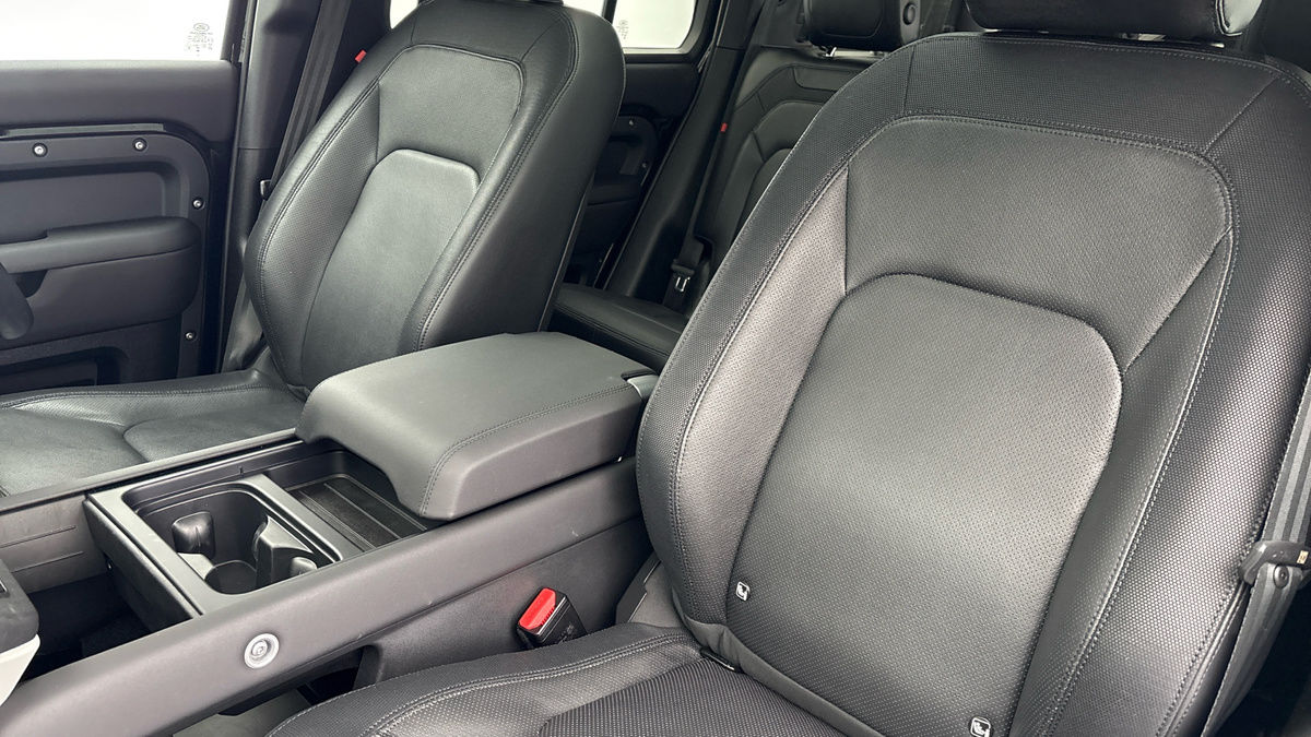 Land Rover Defender 110 Image 7