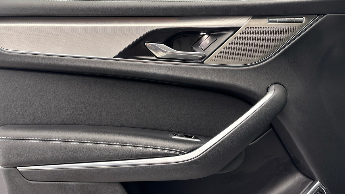 Jaguar F-PACE Image 19