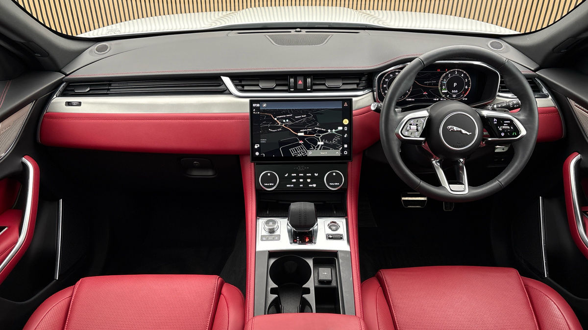 Jaguar F-PACE Image 12