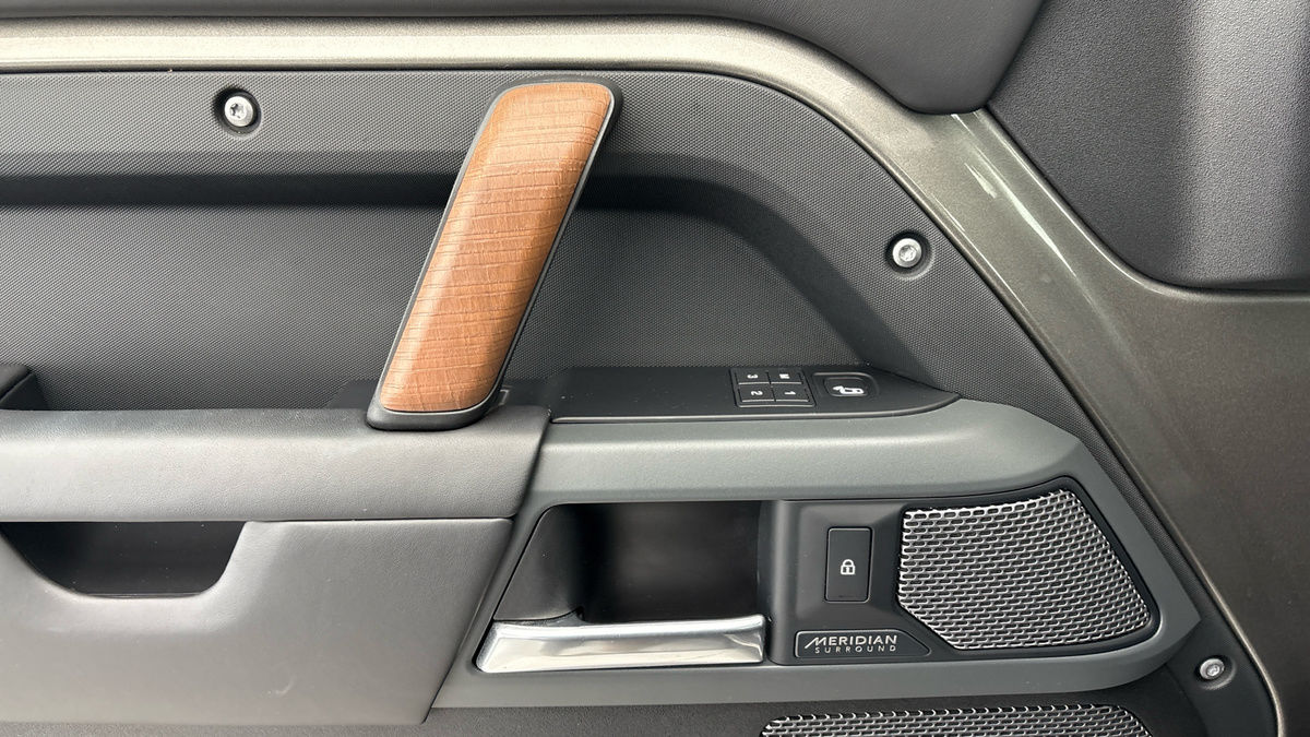 Land Rover Defender 110 Image 19