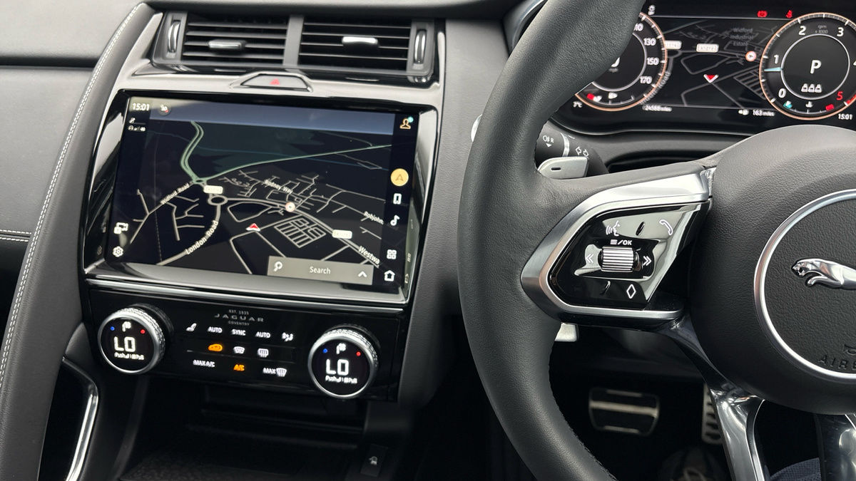 Jaguar E-PACE Image 26