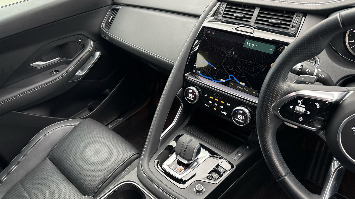 Jaguar E-PACE Image 18